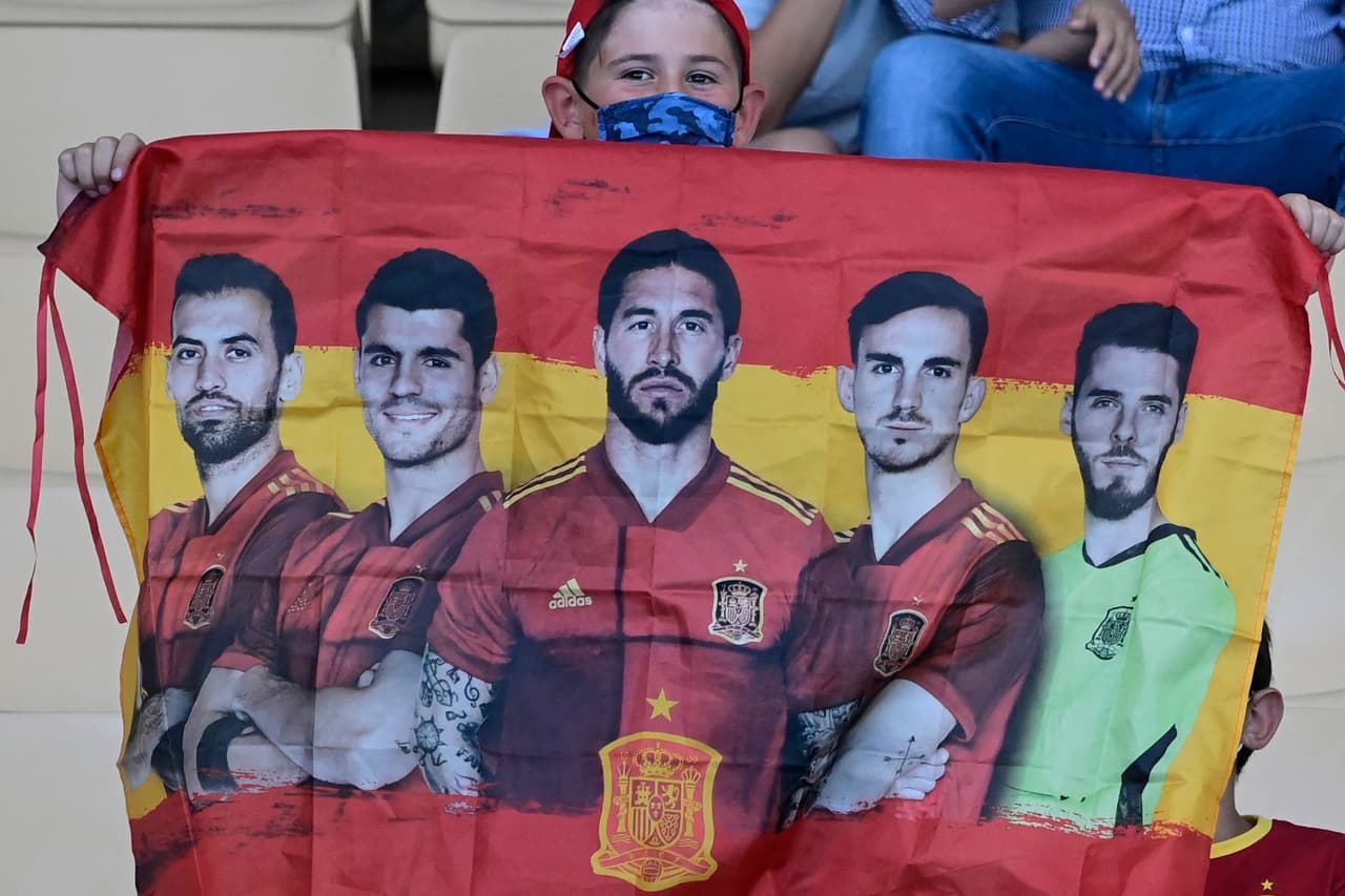 Con banderas, pelucas, anteojos y caras muy coloridas, así se vive la pasión en las tribunas previo a los choques de España-Eslovenia y Suecia-Polonia.