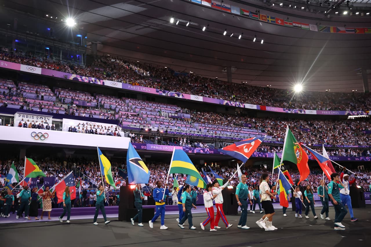 Desfile de atletas en el Stade de France de Paris 2024.
