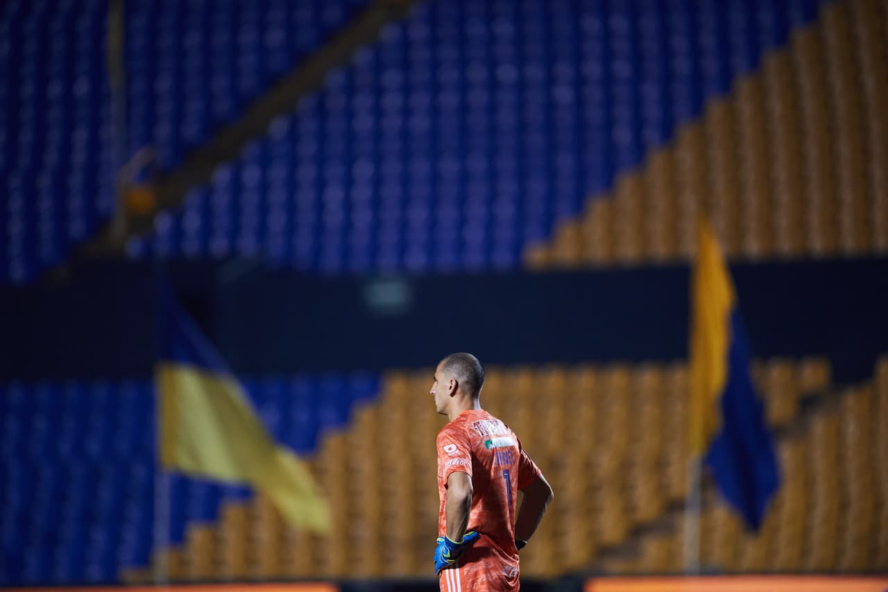Un reflexivo y pasivo Nahuel Guzmán mientras al fondo luce vacío el estadio. Parece que está solo el guardameta de Tigres.