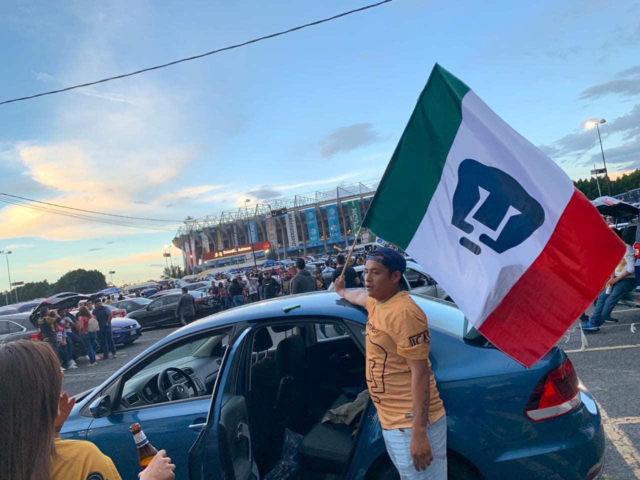 Así se vive la fiesta del fútbol con el encuentro entre azulcremas y auriazules.