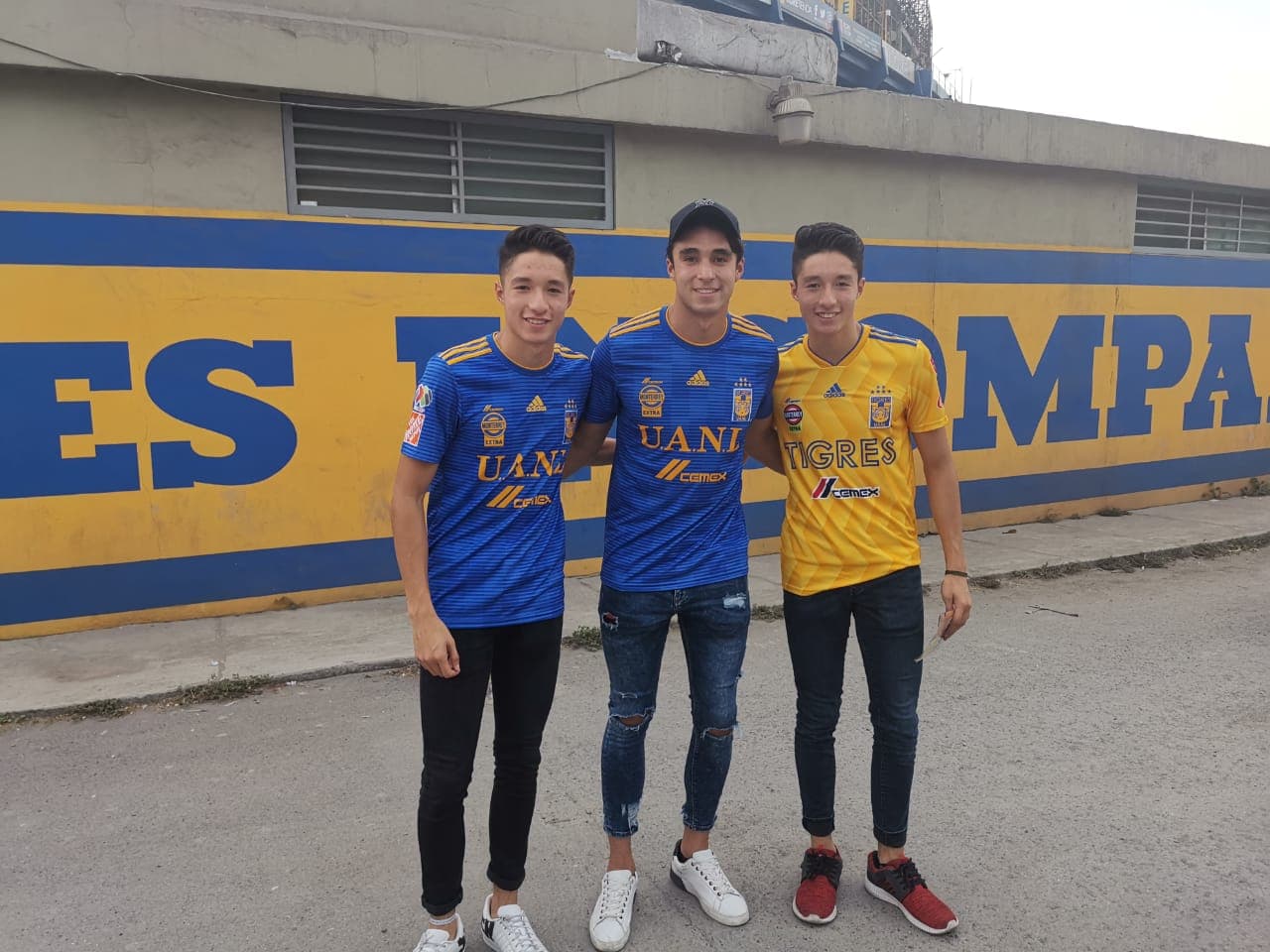 Aficionados de Tigres, mayoritariamente, y del León, tomaron por 'asalto' las inmediaciones del Estadio Universitario para atestiguar el juego de Ida de la Final del Clausura 2019 de la Liga MX en Monterrey. Se esmeraron y le pusieron un fantástico ambiente.