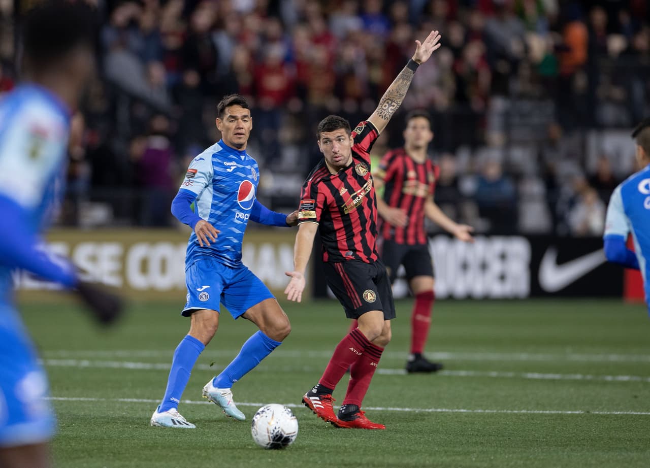 Erick Remedi se queja de una falta clara que el árbitro no marca.