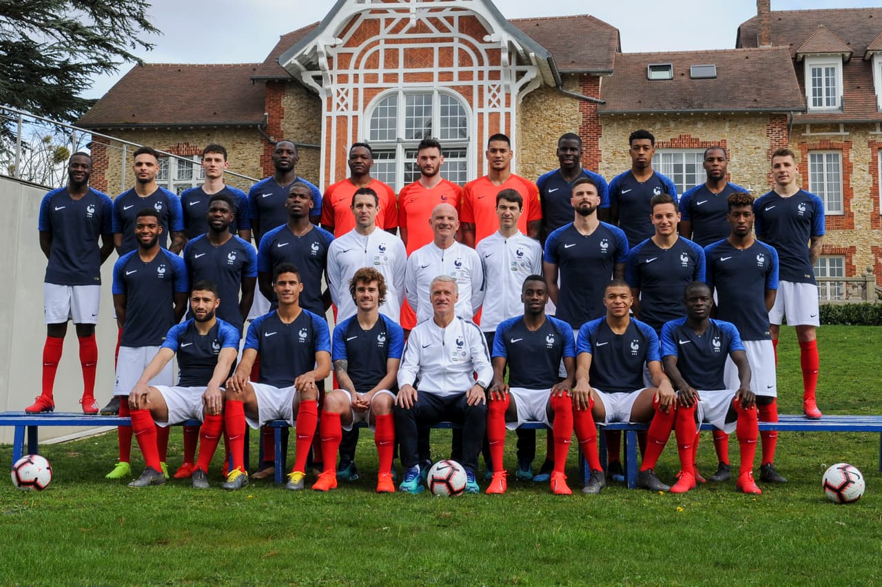 Este miércoles la selección de Francia, actual campeona del Mundo, se tomó su foto oficial antes de iniciar las Eliminatorias a la Eurocopa 2020. El equipo se reunió en el Centre National du Football de Clairefontaine-en-Yvelines y los jugadores pasaron un tiempo agradable antes de enfrentar a Moldavia este viernes.