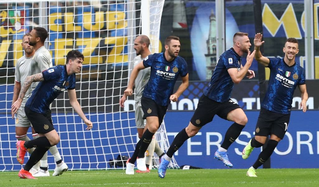 Edin Dzeko marca en su debut con el Inter y concreta la goleada 4-0 de los 'Nerazzurri' sobre el Genoa. El mexicano Johan Vázquez no fue convocado para el partido.