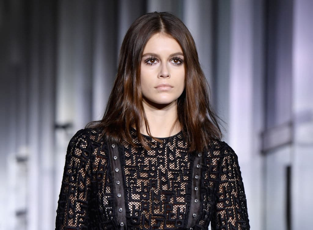 Kaia, quien es hija de la supermodelo Cindy Crawford, pasó mucho tiempo de cuarentena con Cara y sólo son muy buenas amigas.