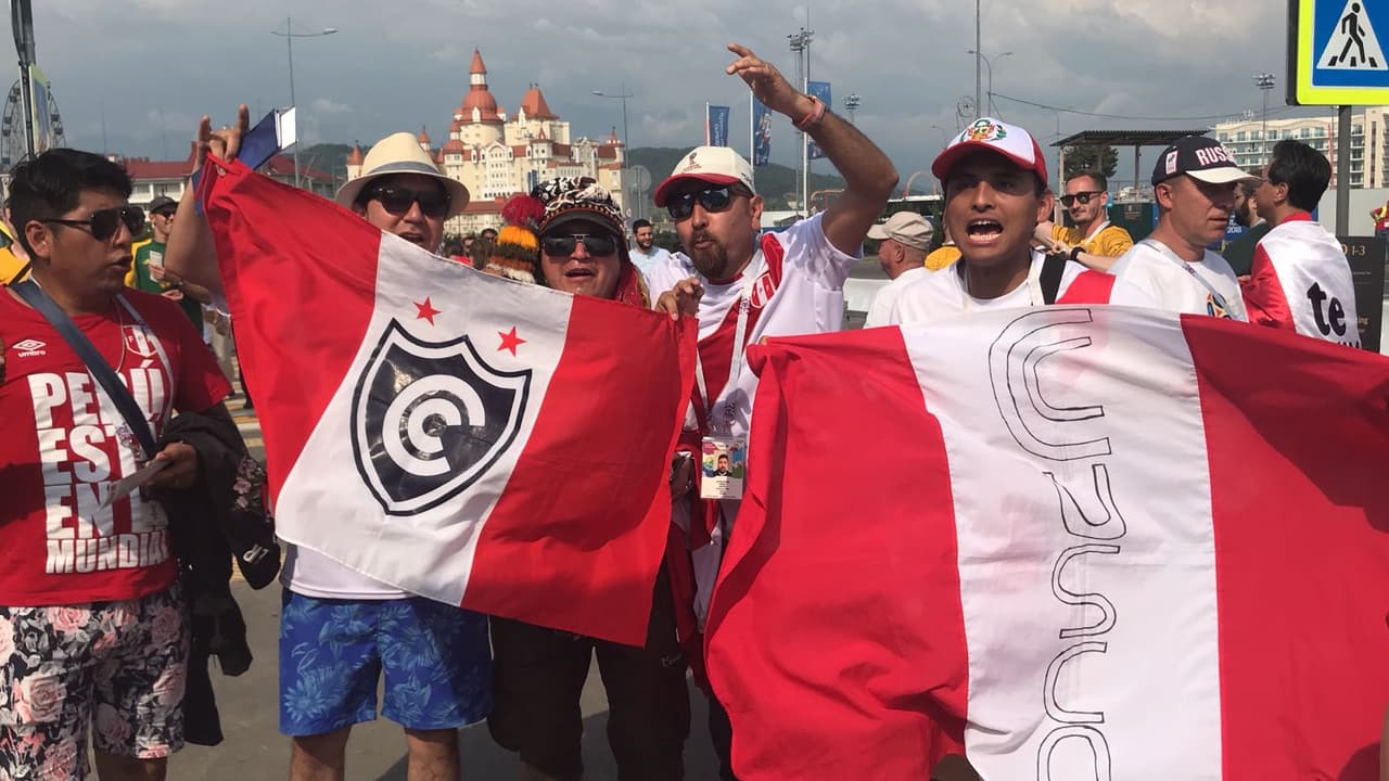 Los hinchas peruanos y australianos viven con emociones distintas su último duelo por el grupo C del Mundial, unos con la nostalgia de la despedida y los otros con la ilusión de aún llegar a octavos.