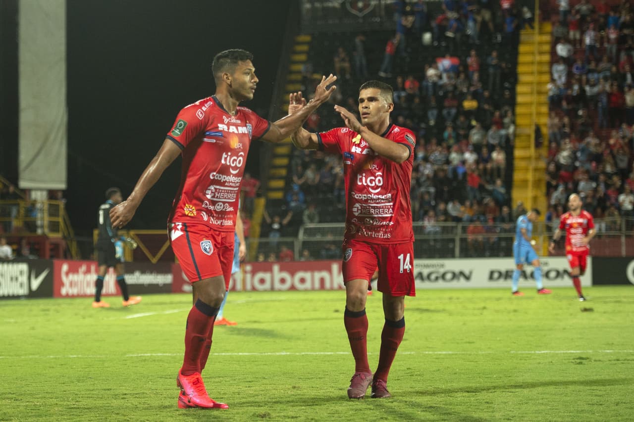 Marco Julián Rojas logró acercar al equipo tico con su gol al 63', pero significó el 2-4. Omar Browne generó sensación de igualada tras marcar al minuto 79 y se aproximaron 15 minutos de alarido.