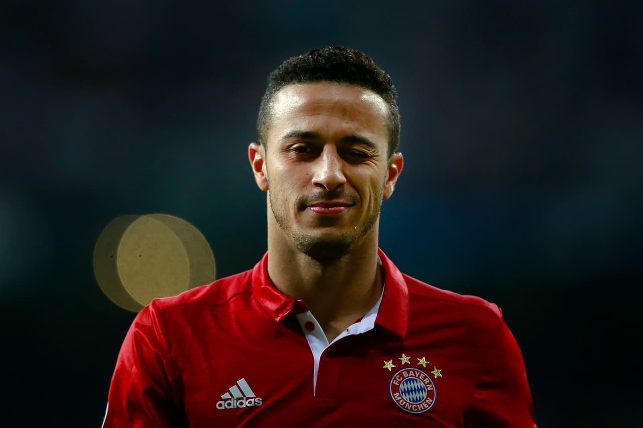 Thiago Alcantara nació en Italia y, a pesar de su origen brasileño y a diferencia de su hermano Rafinha, representa a España. Es parte de la selección mayor de ese país.