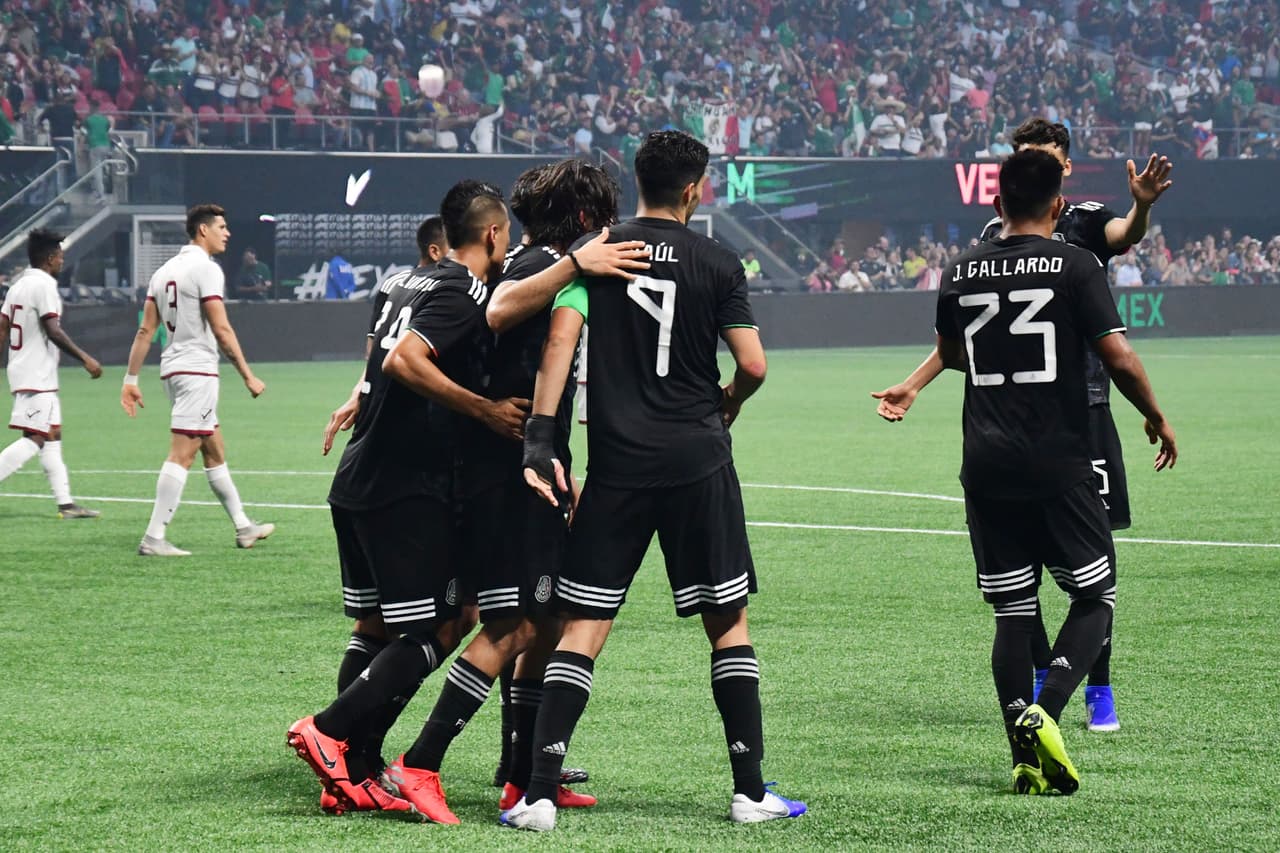 Era el minuto 54 y México ya ganaba 2-1 con ese gol de Pizarro quien desvió en el área chica el centro raso de Gallardo.