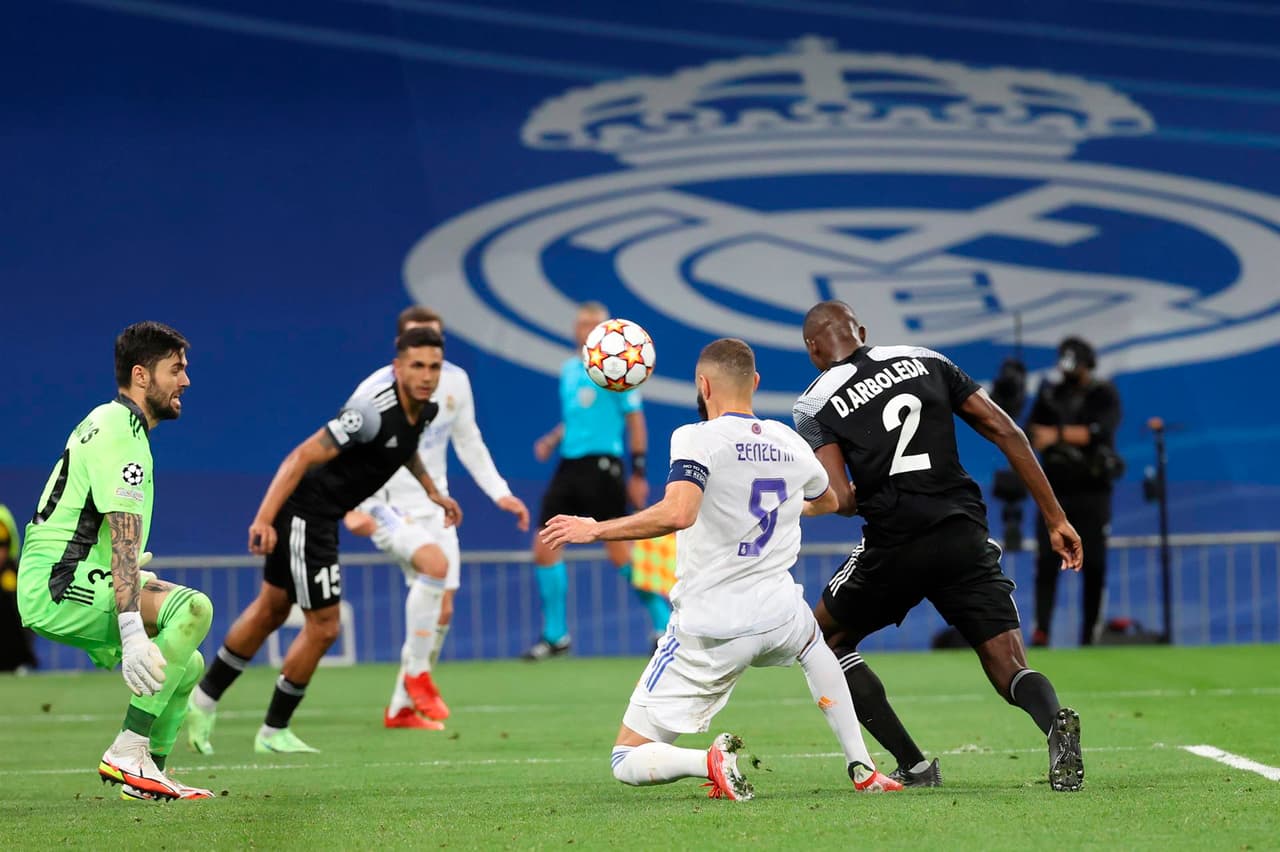 Real Madrid cae en casa ante el Sheriff Tiraspol 2-1 en la fase de grupos de la UEFA Champions League. El equipo moldavo abrió con gol de Jasurbek Yakhshiboev al 25’, pero Karim Benzema igualó el marcador tras cobrar un penalti, pero la visita selló su victoria al 89’ con anotación de Sebastién Thill.