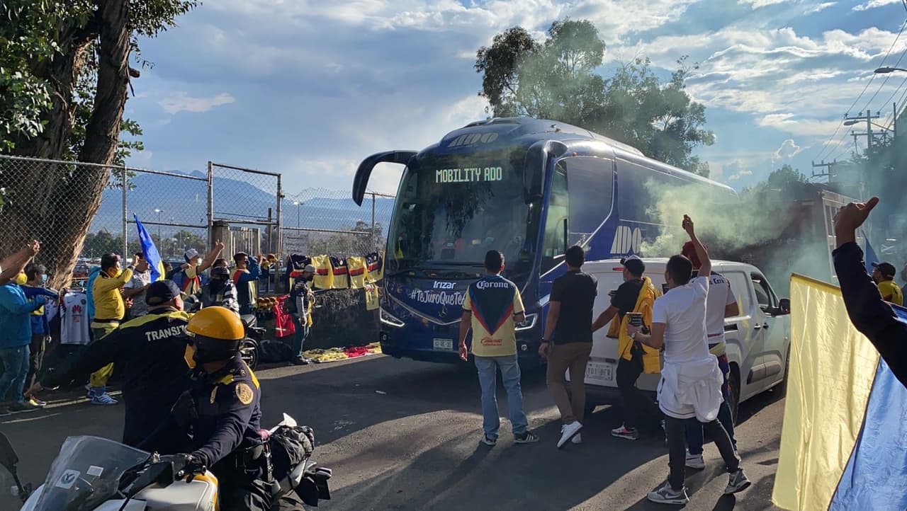 Cientos de aficionados azulcremas se dieron cita en el coloso de Santa Úrsula para recibir y apoyar a su equipo en busca de la remontada ante Pachuca.