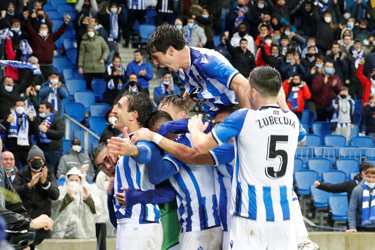 La Real Sociedad derrota al PSV 3-0 con doblete de Oyarzabal y anotación de Sorloth y consigue su pase a dieciseisavos de la UEFA Europa League. El mexicano Erick Gutiérrez abrió puerta para que cayera una de las anotacioines.