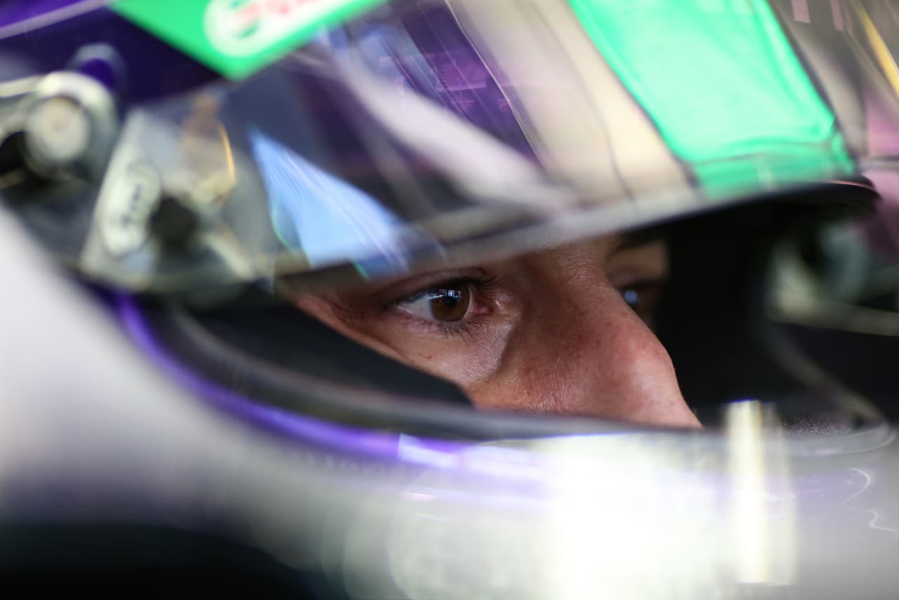 El australiano rinde tributo a Kobe Bryant en su casco con la frase 'Mamba Mentality'.