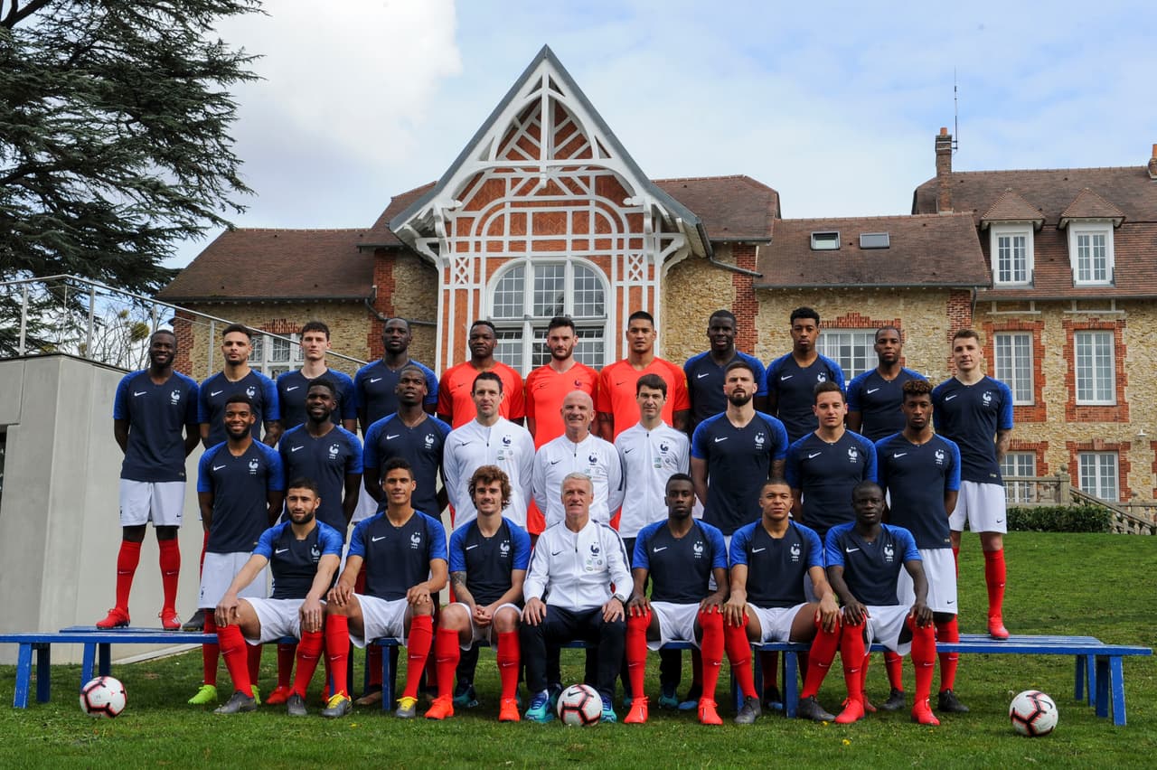 Este miércoles la selección de Francia, actual campeona del Mundo, se tomó su foto oficial antes de iniciar las Eliminatorias a la Eurocopa 2020. El equipo se reunió en el Centre National du Football de Clairefontaine-en-Yvelines y los jugadores pasaron un tiempo agradable antes de enfrentar a Moldavia este viernes.