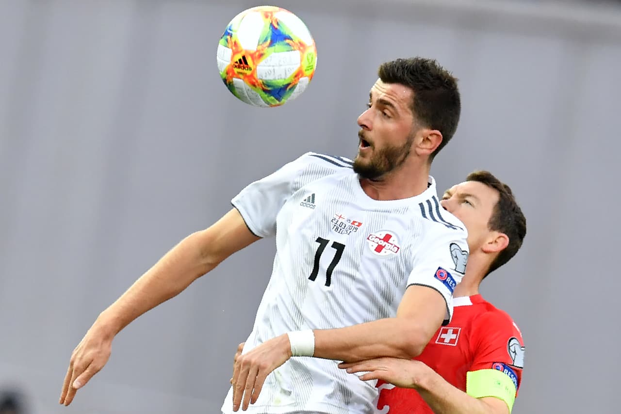 Fue un juego parejo en el del primer tiempo en Tbilisi con opciones para ambos bandos pero sin poder concretarlas.