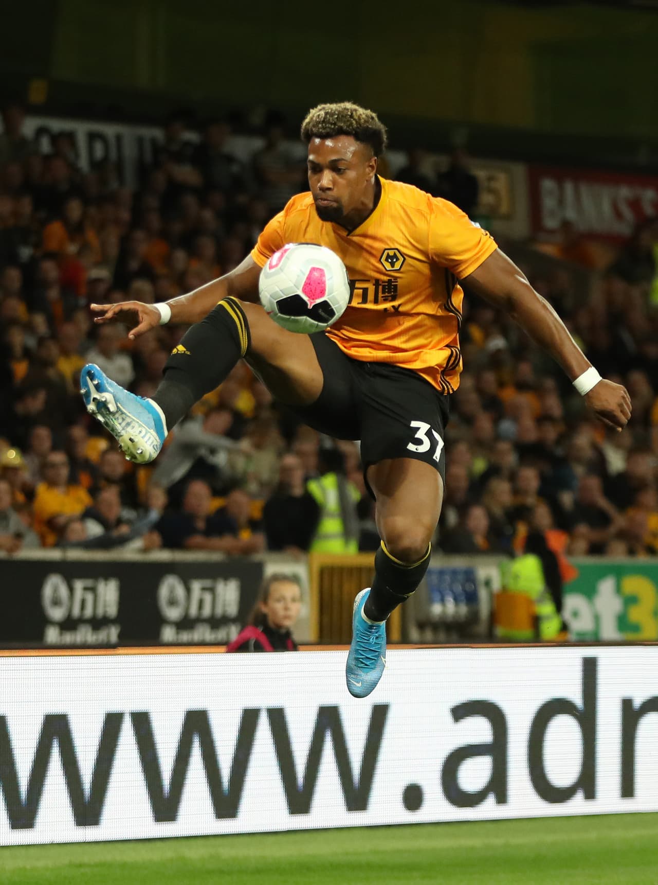 Adama Traore salta para controlar el esférico.