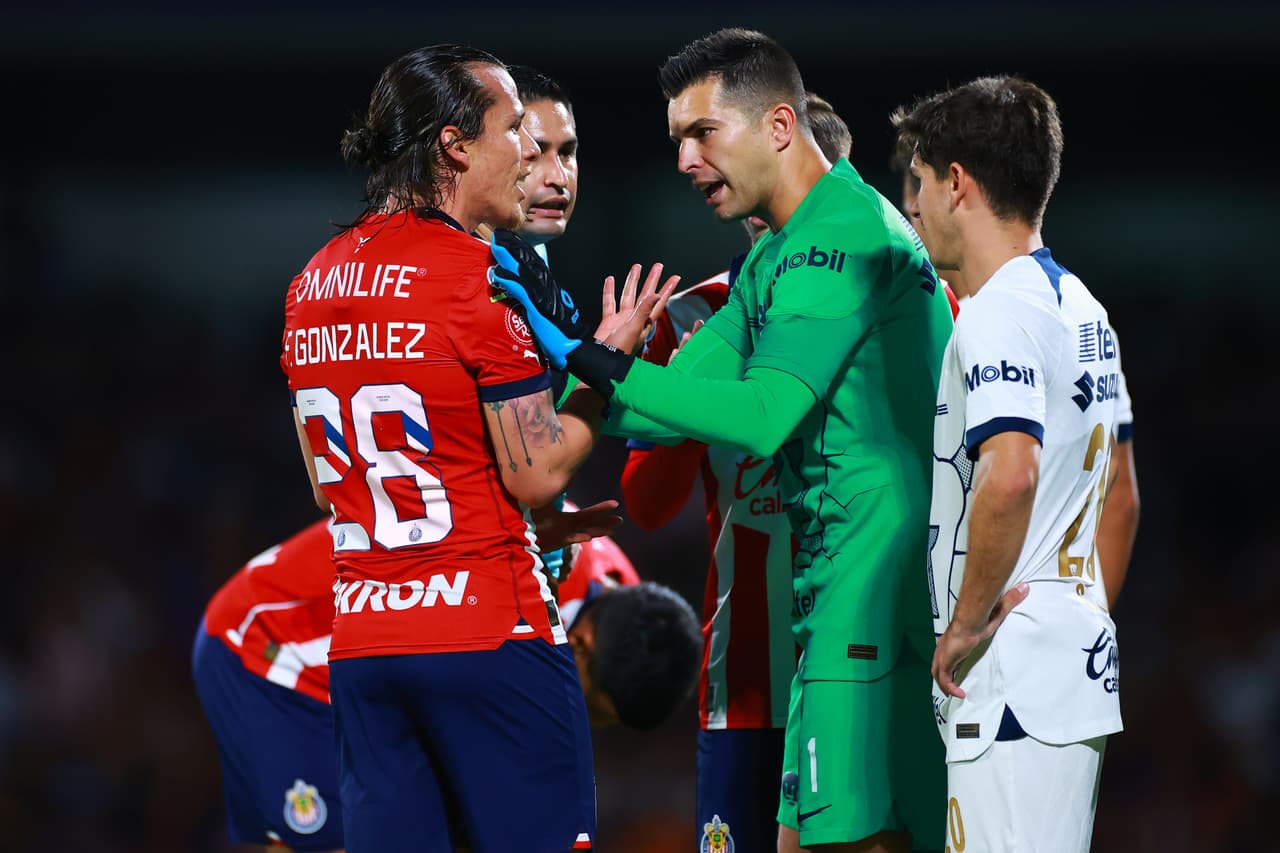 Días antes, en el juego de Jornada 17, Pumas recibió a Chivas en CU y el VAR otorgó un penal a Alexis Vega, entonces jugador del Rebaño, por una mano similiar en el área. A pesar de la decisión, los universitarios ganaron el juego 1-0. Sin embargo, pocos se imaginaron que la misma jugada se juzgaría totalmente diferente en la Ida de Cuartos de Final.