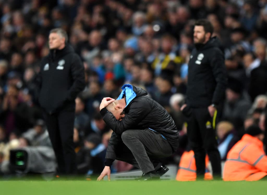 Pep Guardiola, entrenador del Manchester City reacciona durante el partido.