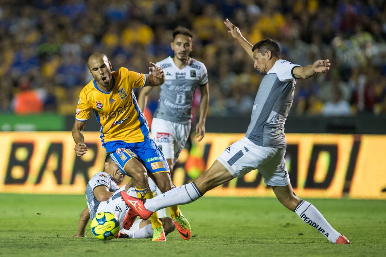 El primer tiempo del encuentro tuvo pocas emociones. Guido Pizarro fue uno de los más activos.