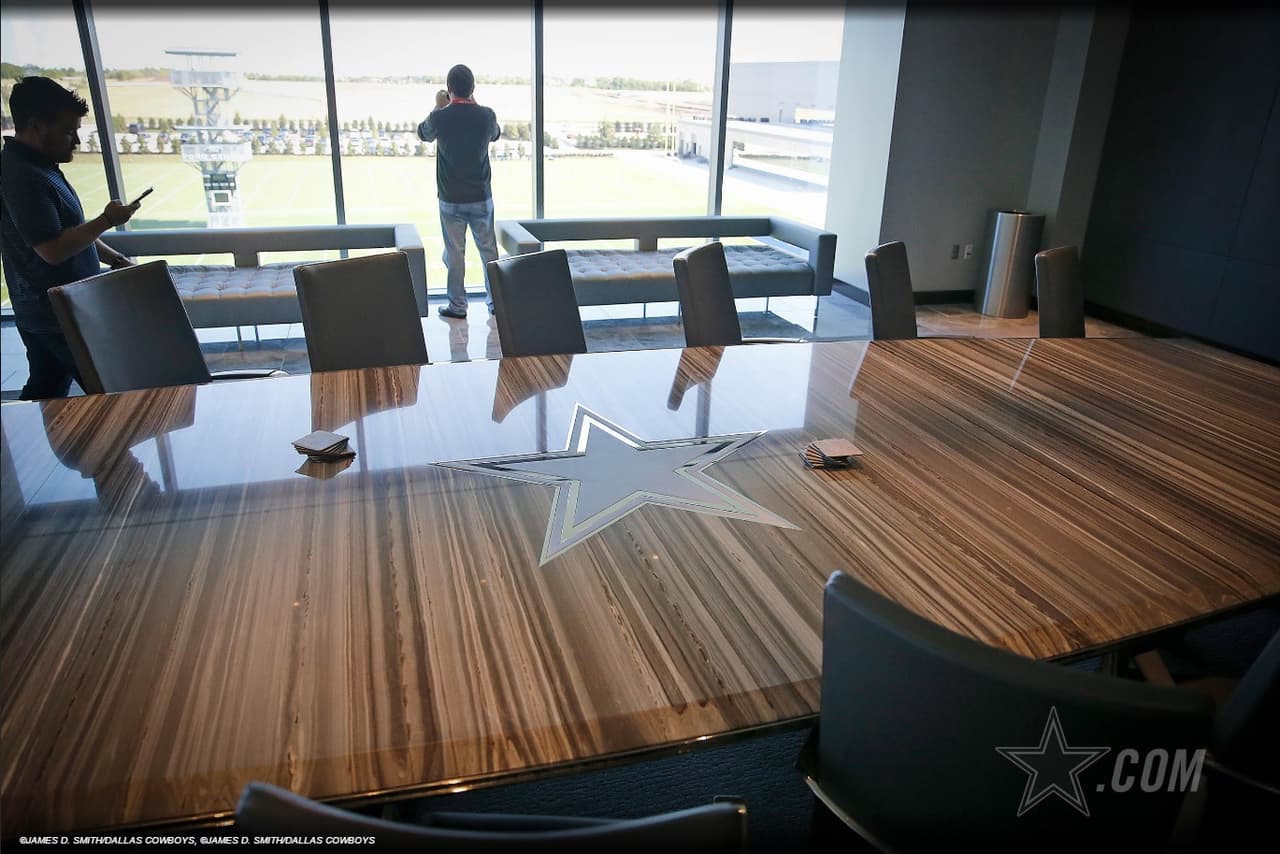 La mayoría de los muebles cuentan con el símbolo de los Cowboys, como en esta sala de juntas.
