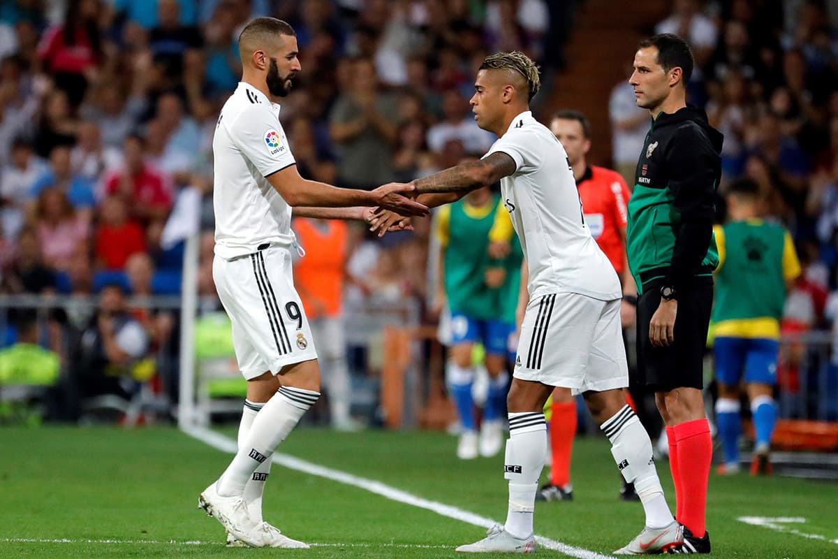 Mariano Díaz, el nuevo "7" del Real Madrid (derecha), ingresó en el minuto 60 en lugar del francés Karim Benzema (izquierda).