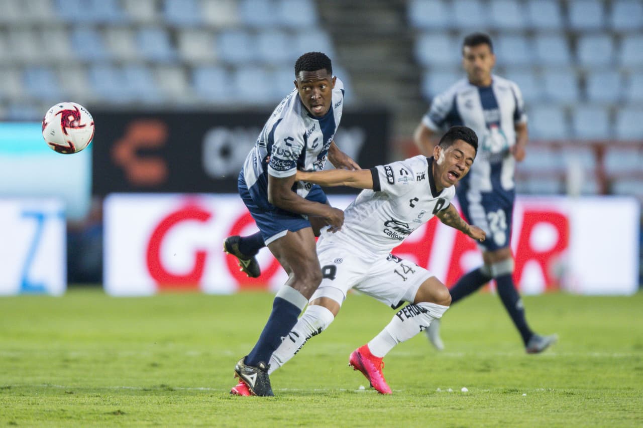 El partido se empieza a cortar con faltas de ambos equipos en el medio campo.