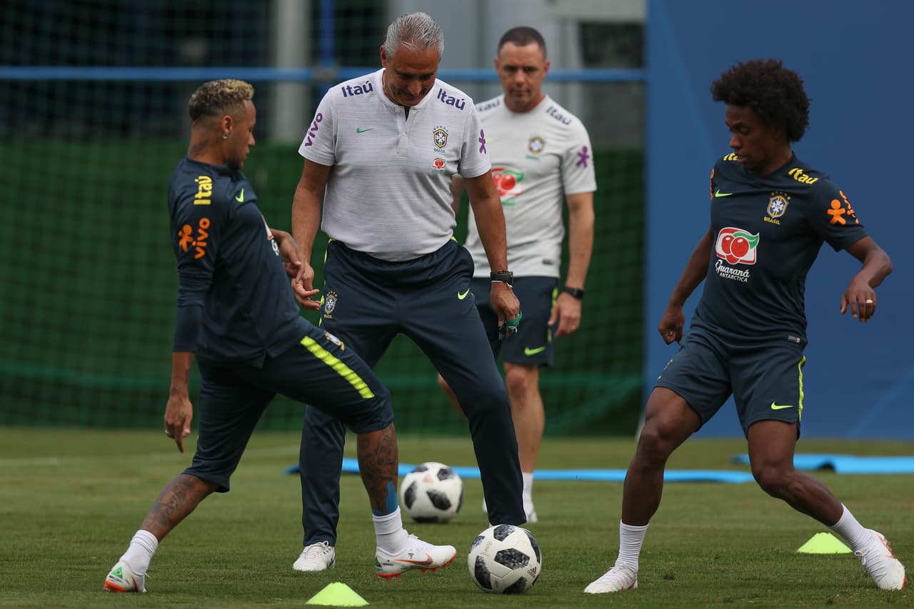 Neymar participaba de un rondo con el entrenador Tite y los jugadores Willian, Paulinho, Thiago Silva, Philippe Coutinho y Miranda.