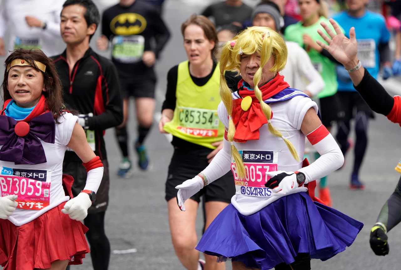 La Maratón de Tokio dio apertura a la temporada de las grandes carreras del atletismo mundial, en medio del colorido de algunos de sus participantes y sus curiosos atuendos.