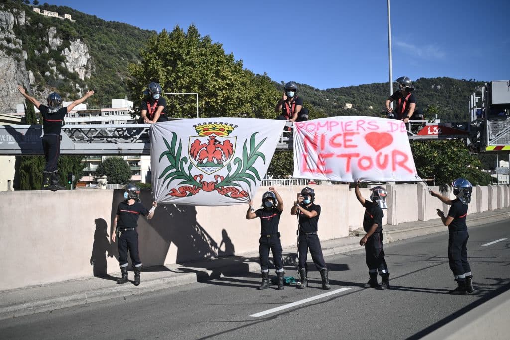 Bomberos apoyan a los ciclistas del Tour.
