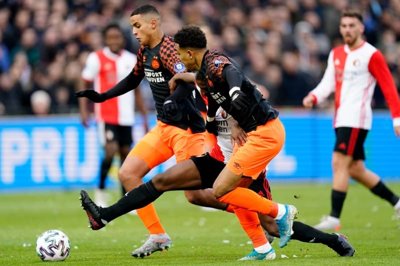 El PSV de Erick Gutiérrez cae ante el Feyenoord por triplete realizado por Steven Berghuis. El PSV sigue cuarto de la tabla, mientras que el Feyenoord le pisa los talones con el quinto lugar.