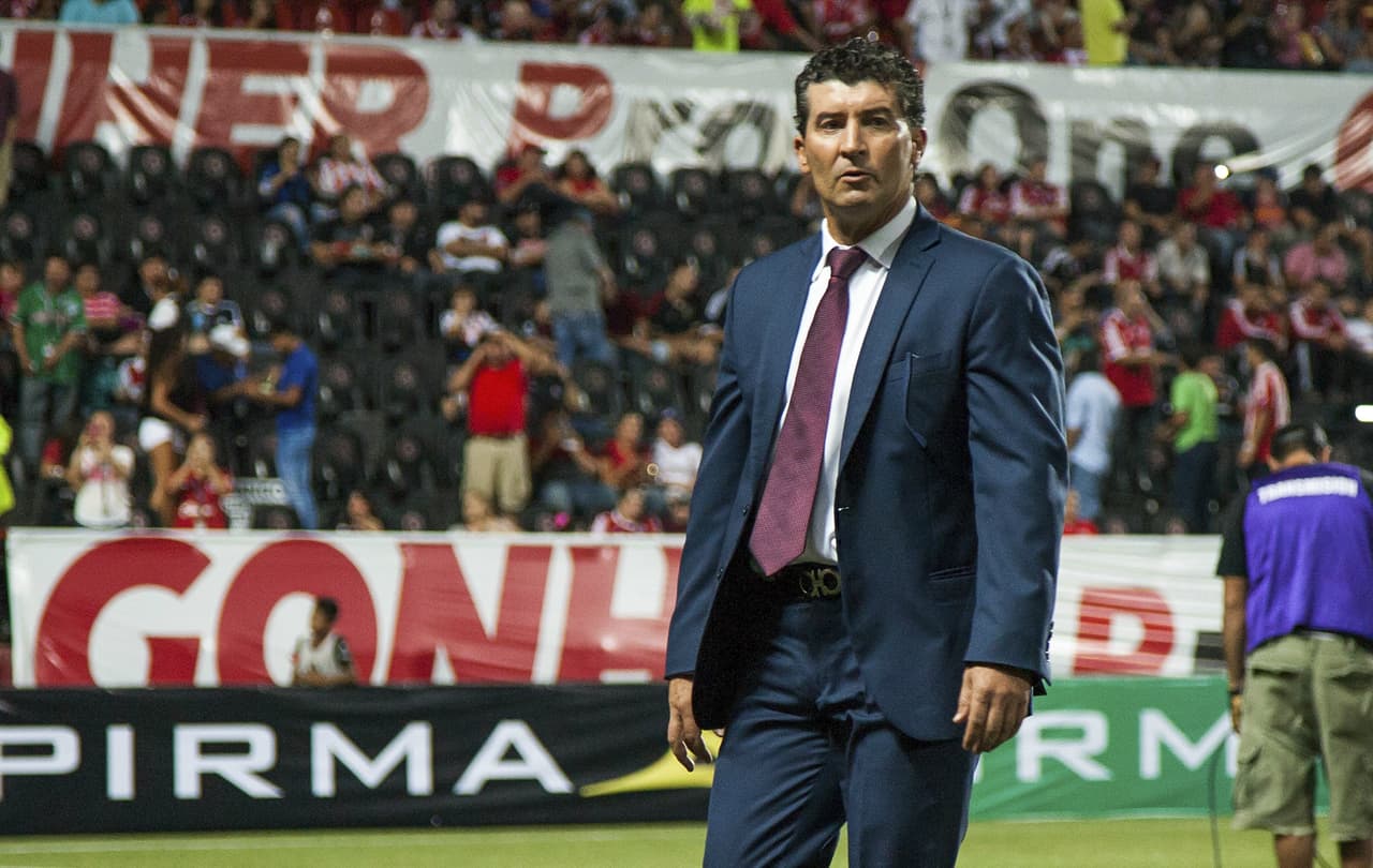 'Chepo' de la Torre con un pie fuera de Chivas