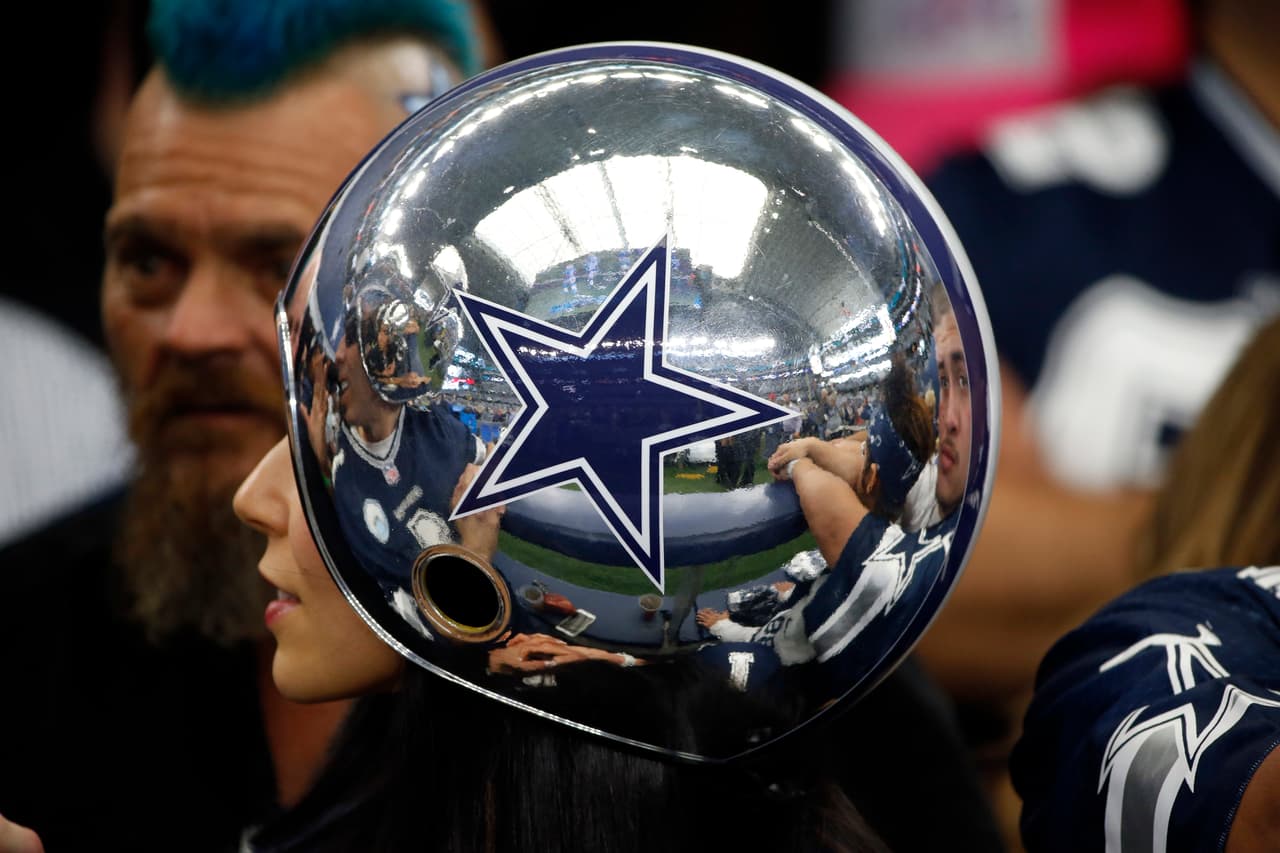 Dak completó 17 de 24 envíos para 195 yardas, hizo dos anotaciones una por aire y otra por tierra y dejó en 108,9 el índice de pasador.