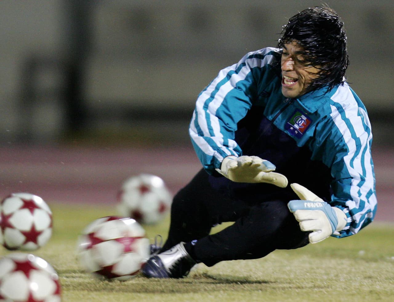 El arquero colombiano Juan Carlos Henao jugó hasta sus 45 años como profesional y se retiró con Once Caldas, equipo con el que fue campeón de Copa Libertadores en 2004. Ese mismo año disputó la Copa América como portero de Colombia.