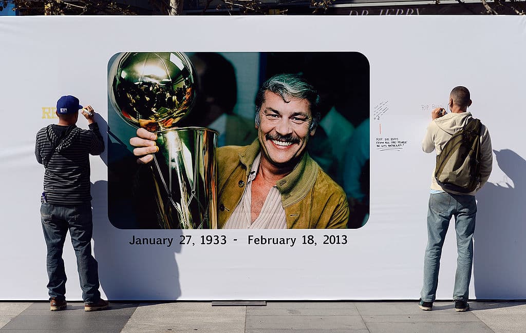 Jerry Buss fue el primero de la familia en encargarse de los Lakers y, tras su fallecimiento, su hija Jeanie se quedó a cargo.