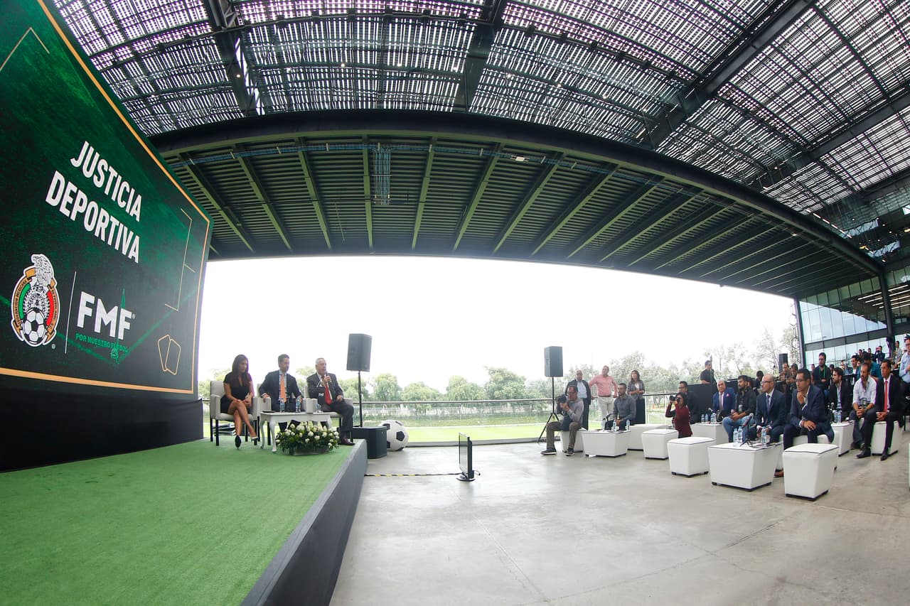 Se anunció que el próximo 14 de julio estarán en México algunos exárbitros de talla mundial como el caso del suizo Massimo Busacca
<b> </b>y el uruguayo Jorge Larrionda,
<b> </b>para que brinden una capacitación a los silbantes mexicanos.