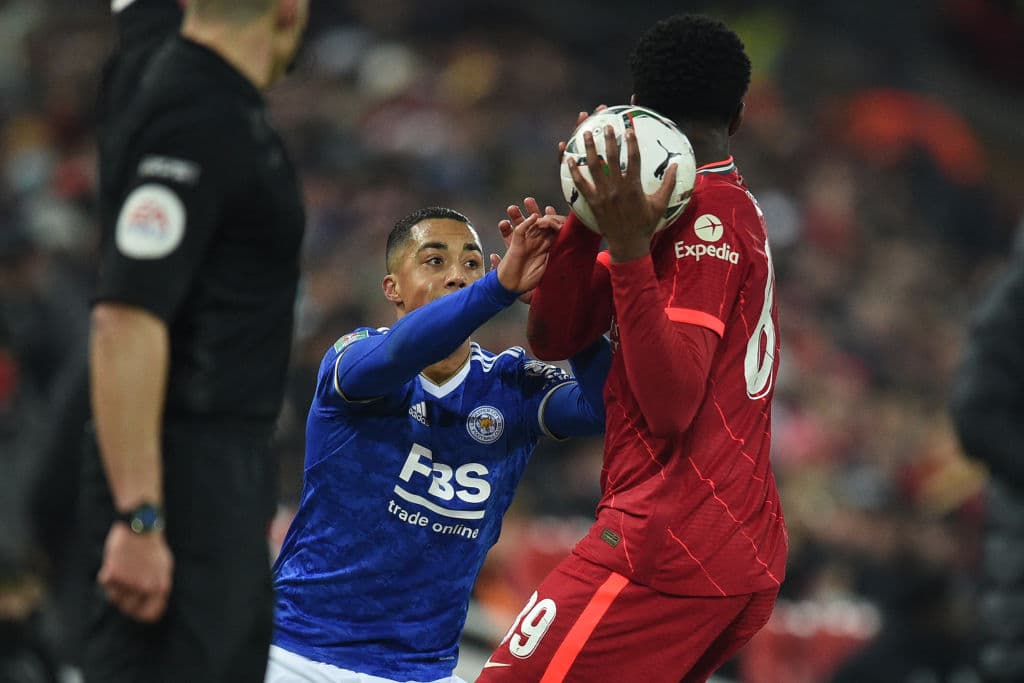 Chelsea vence tranquilamente 0-2 al Brentford, Liverpool sufre frente al Leicester City y tras un empate 3-3 consiguen el pase en la tanda de penaltis, Tottenham sabe aprovechar su localía y vencen 2-1 al west Ham United.