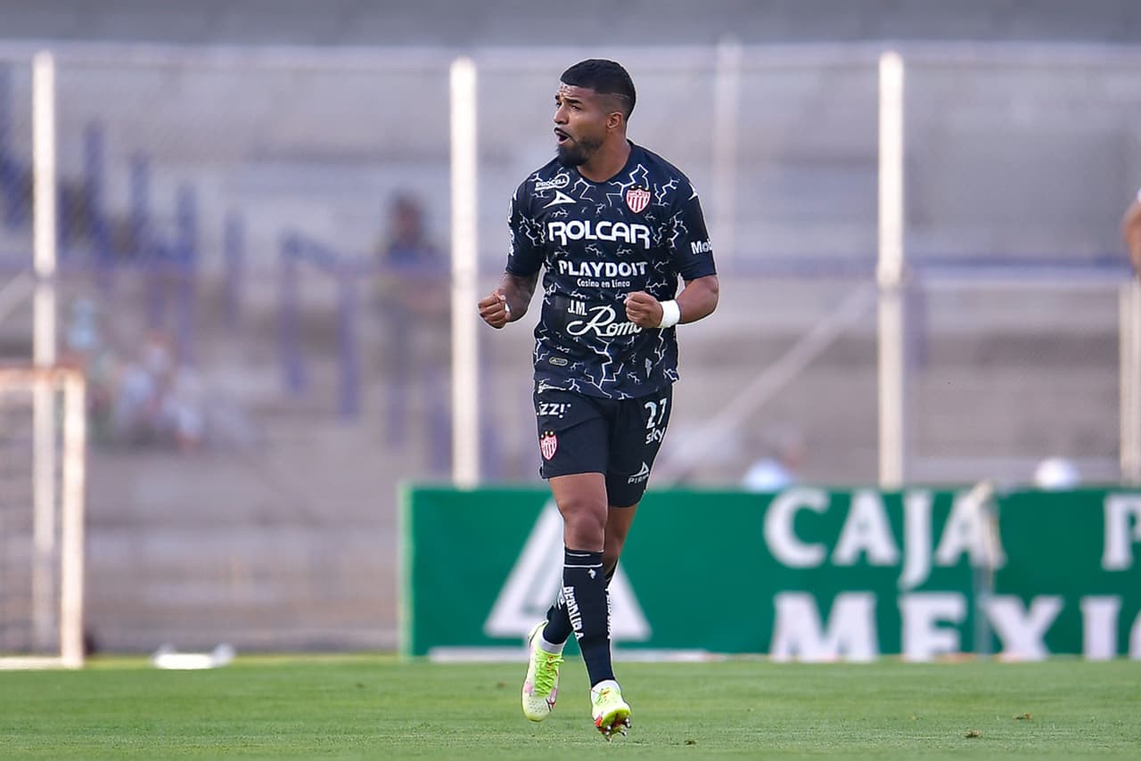 Siete minutos después, un forcejeo en el área de Pumas terminaba en un penal riguroso a favor de los Rayos que Rodrigo Aguirre no perdonó para el 0-2.