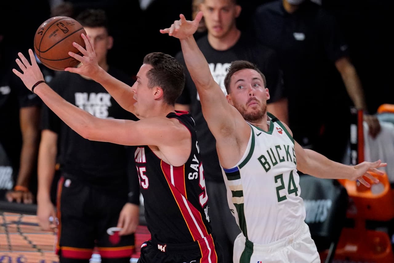 Los Milwaukee Bucks consiguen levantarse después de la golpiza y ganan el cuarto partido 118-115.