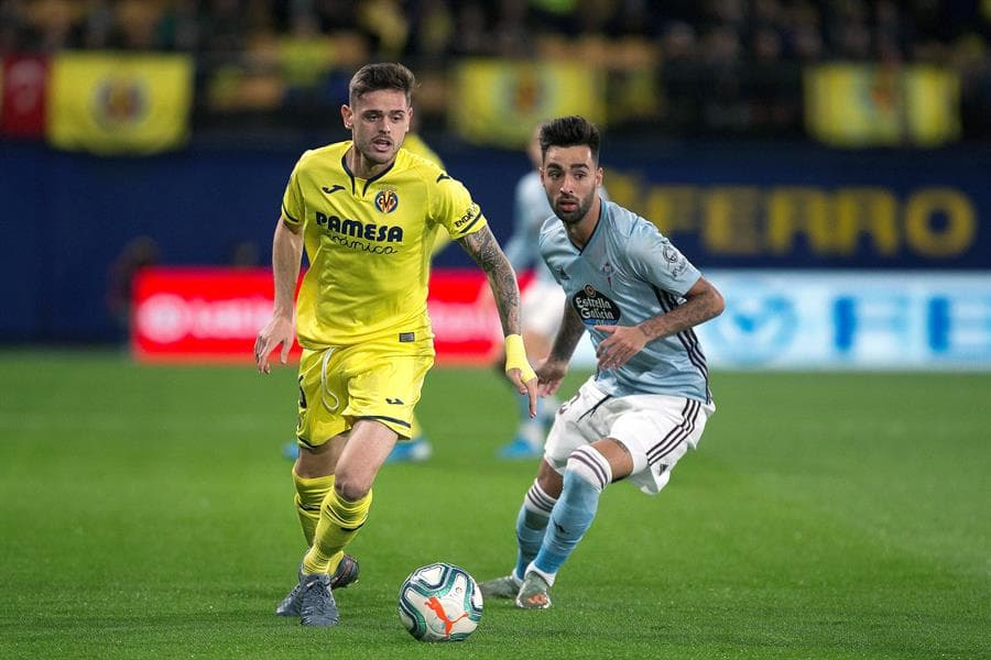 El defensor del Villarreal, Xavi Quintillá, disputa el balón con el centrocampista del Celta de Vigo Brais Méndez.