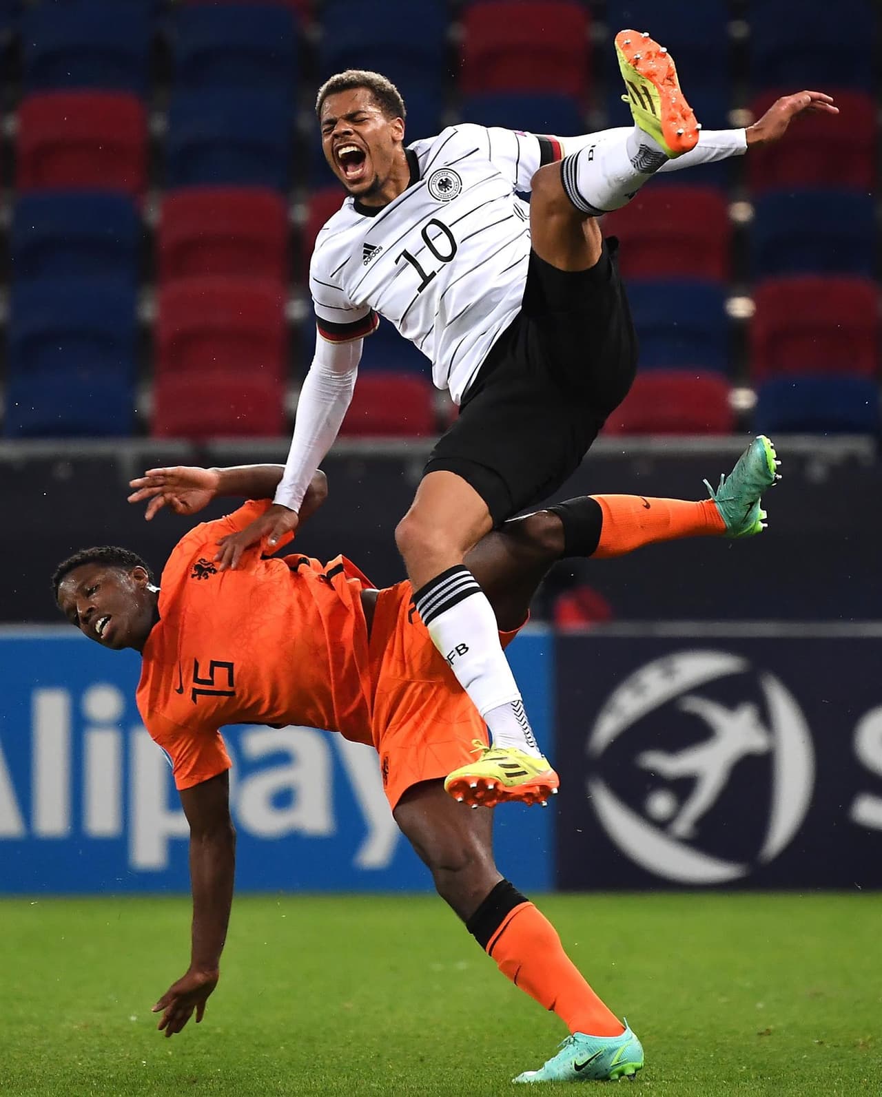Alemania se impone a Holanda 2-1 durante la Semifinal de la Eurocopa Sub-21 y pasa a la final. Florian Wirtz, con doblete, le daba la ventaja a la escuadara alemana a escasos minutos de haber empezado el encuentro. Fue hasta la segunda mitad que la 'Naranja Mecánica' anotó gol por parte de Perr Schuurs sin lograr el empate.