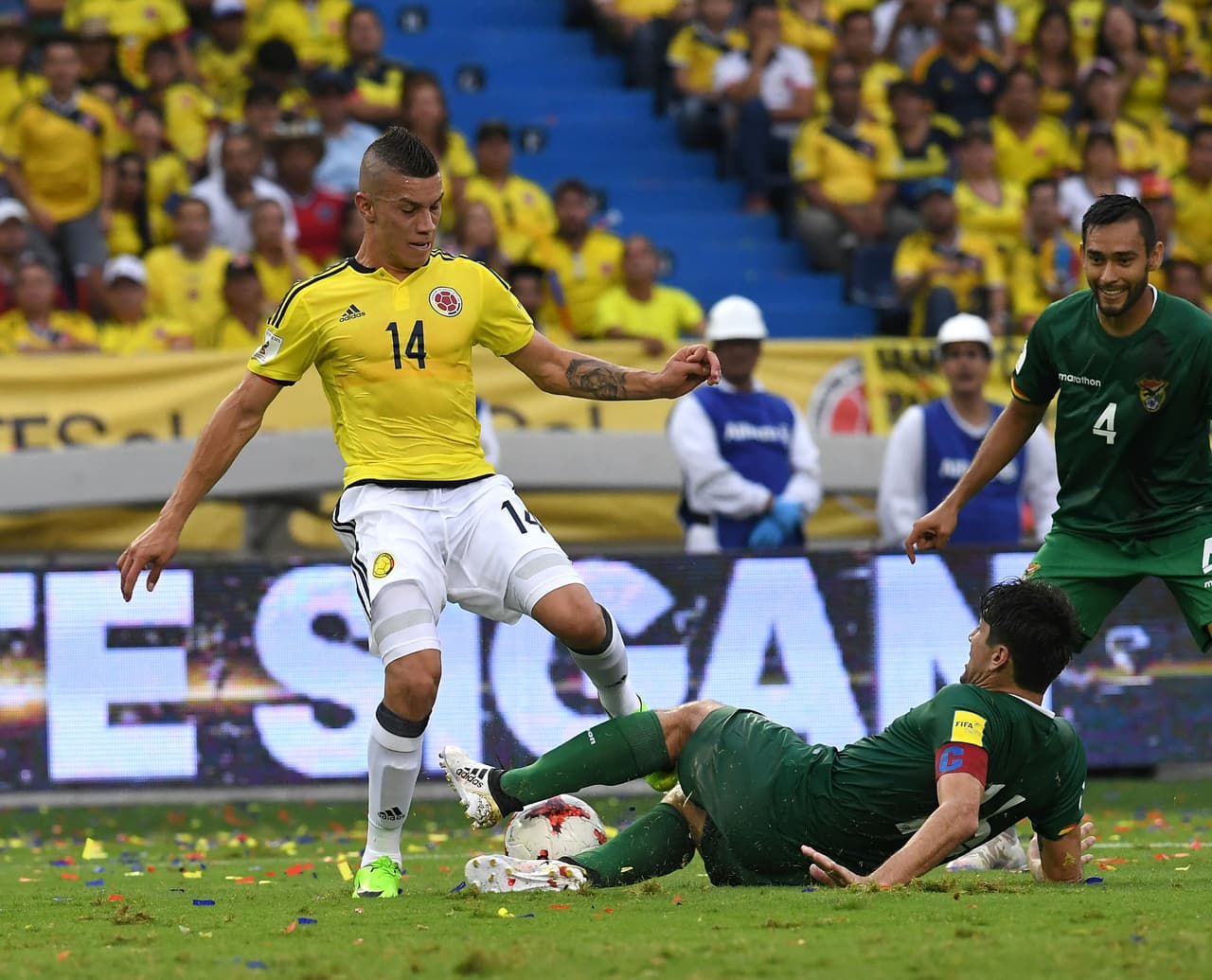 Su buen nivel lo llevó a ser tenido en cuenta por José Pekerman para hacer parte de la selección Colombia en las eliminatorias suramericanas de Conmebol y jugó 67 minutos en el triunfo 1-0 contra Bolivia.
