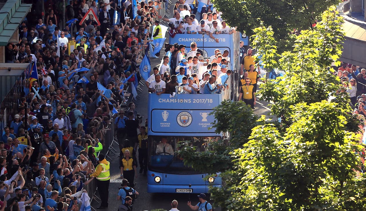 Los fanáticos de Manchester City inundaron la ciudad para festejar con los jugadores del equipo el título obtenido en Premier League, en medio del colorido y euforia de hinchas de todas las edades.