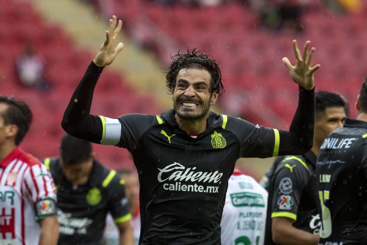 El 'Pollo' Briseño presume su título de entrenador