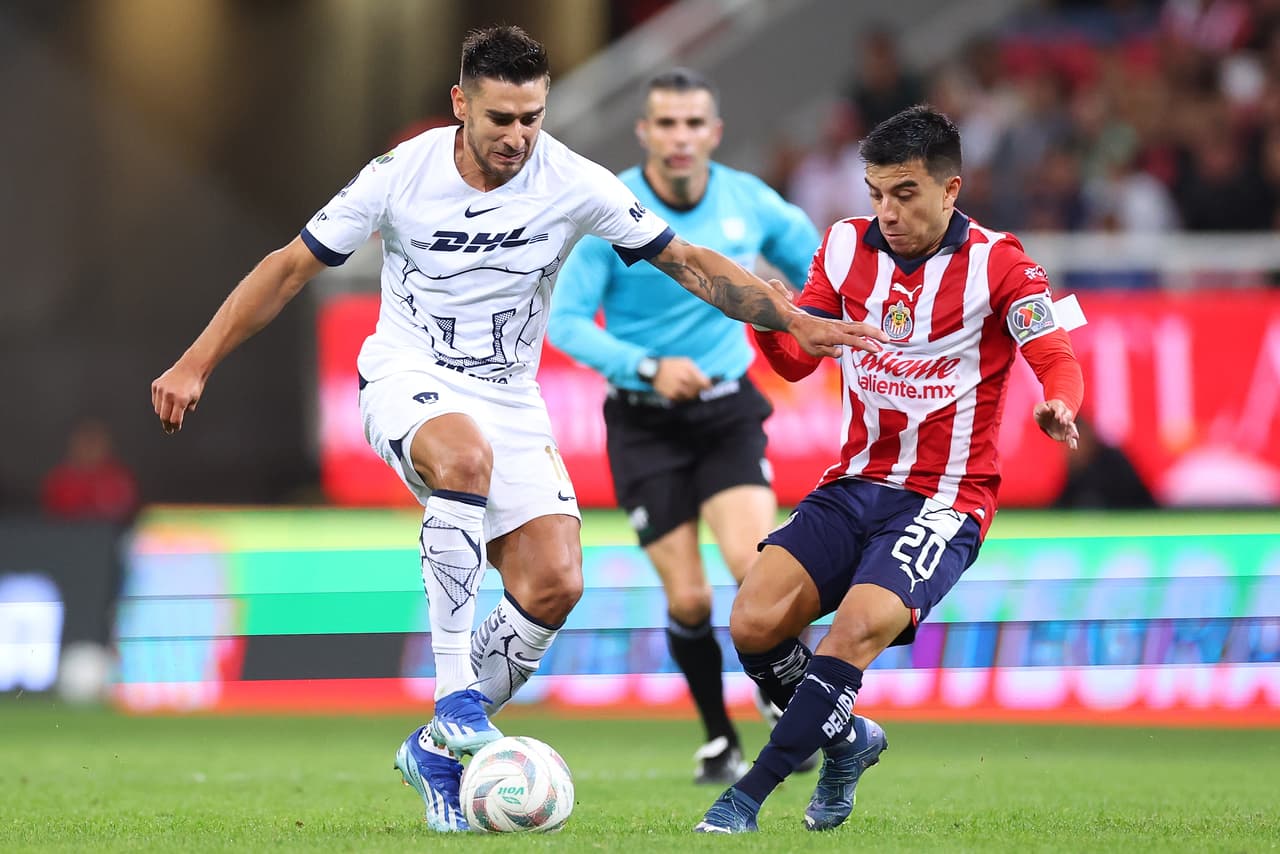 La Ida de Cuartos de Final del Apertura 2023 entre Chivas y Pumas estuvo marcada por la polémica mano de Ricardo Marín al minuto 75' y con el Rebaño arriba por un gol. El penal no fue otorgado pese a la revisión del VAR y su polémica decisión surgió de la comparación de una jugada similar en el partido que ambos equipos habían disputado días antes como parte de la última jornada de la fase regular.