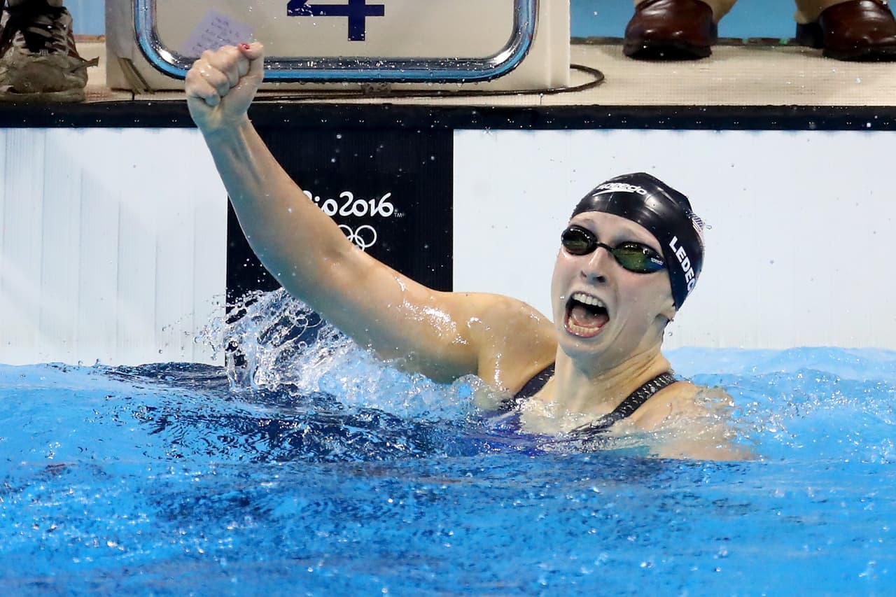 La nadadora Katie Ledecky (Estados Unidos) gana la final y establece un nuevo record mundial en la final de los 400 metros estilo libre.