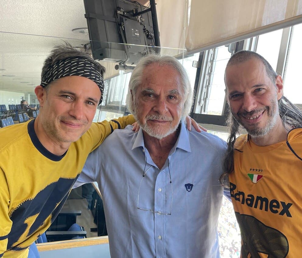 García Bernal incluso ha organizado campañas de apoyo dentro de Pumas. Aquí con otro aficionado auriazul ilustre, el compositor Leonardo Heiblum, ganador del Ariel.
