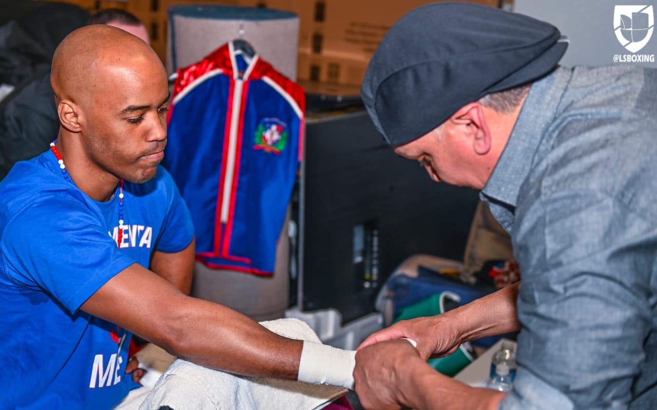 El hermano de Lamont, Anthony Peterson (37-1-1, 24 KOs), hizo su aparición en la misma cartelera y se llevó un empate ante el excampeón Argenis Mendez (25-5-2, 12 KOs) en peso superligero.