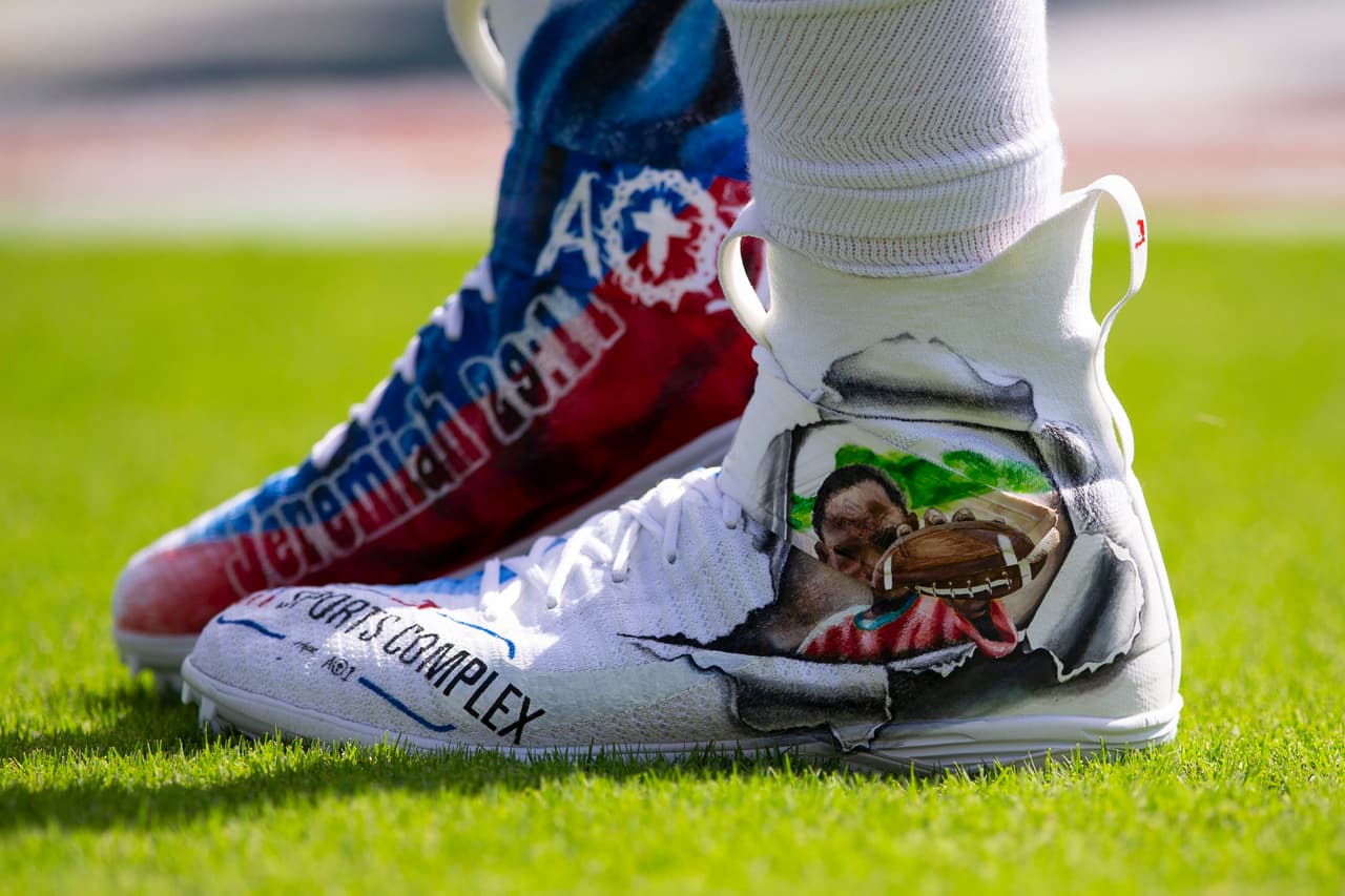 Los tenis de Carson Wentz #11, jugador de las Eagles.