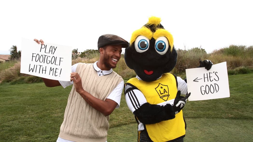 Giovani dos Santos demuestra que es toda una autoridad en el exigente mundo del 'footgolf'