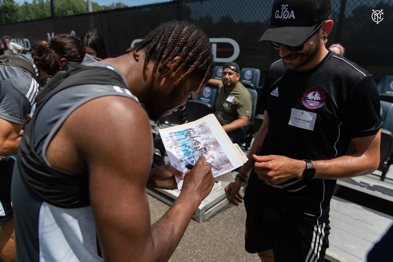 La firma de autógrafos fue algo a lo que todos los jugadores del primer equipo se prestaron.